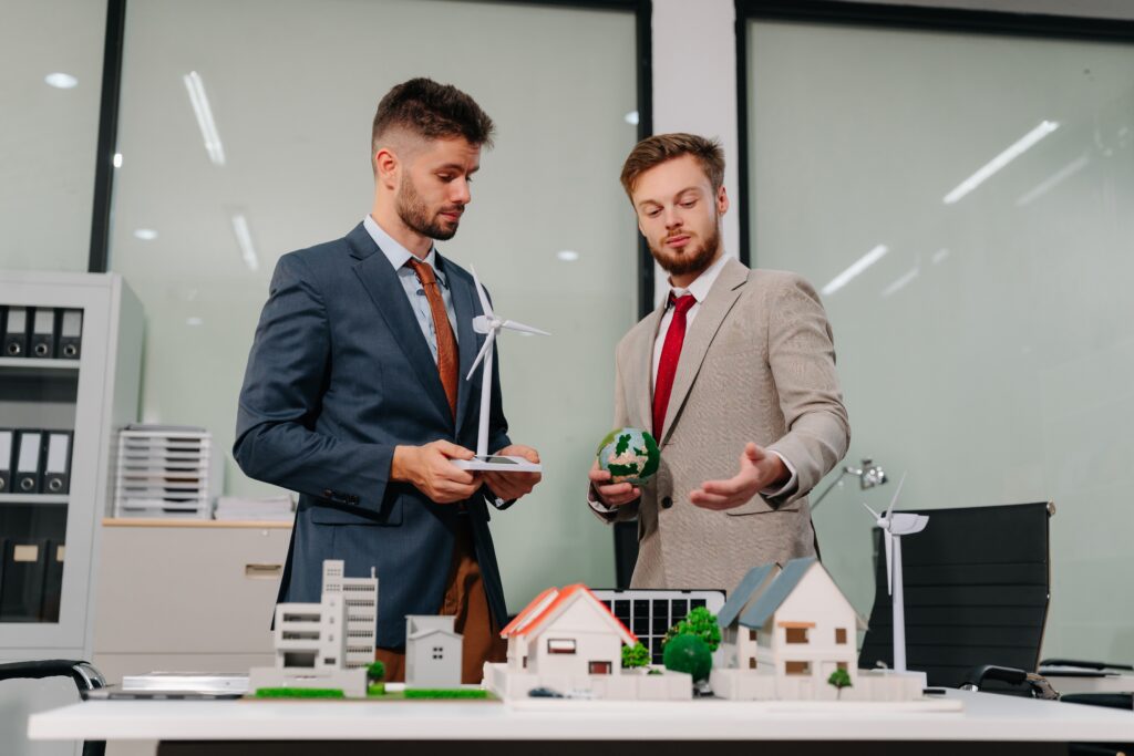 Muži dohadujúci sa o solárnej energii