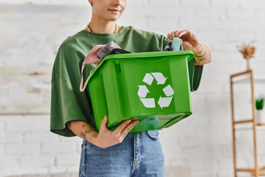 Žena recyklujúca oblečenie