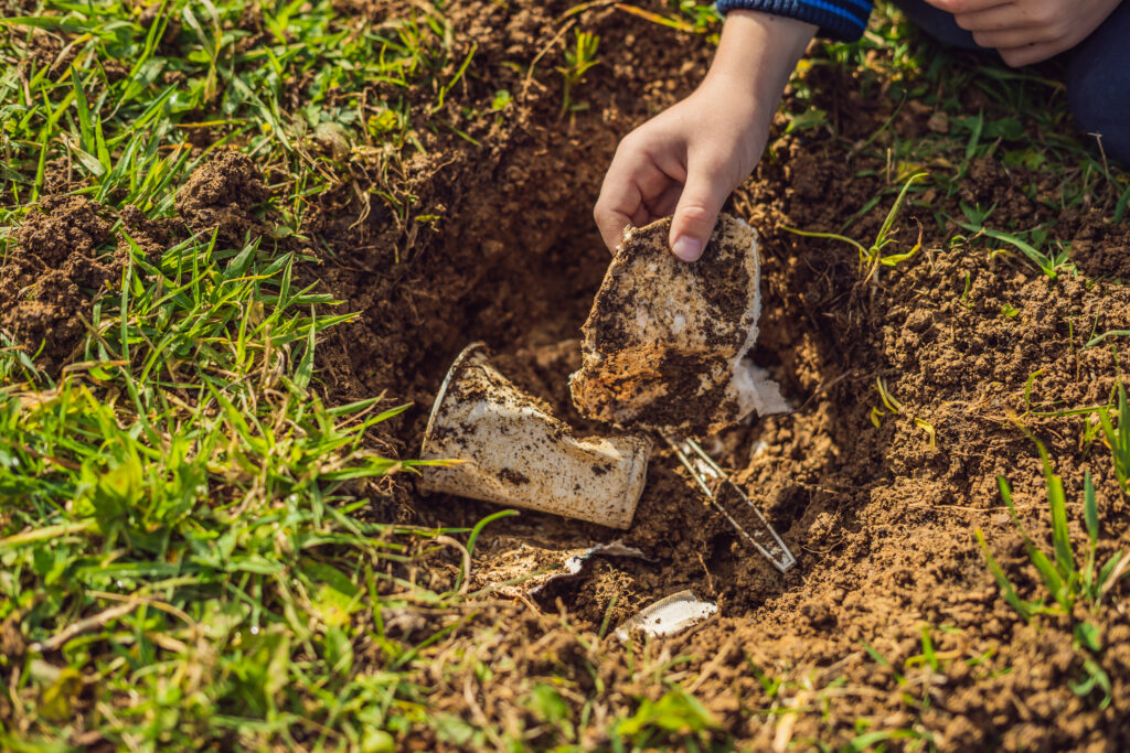Chlapec recyklujúci rozložiteľné bioplasty
